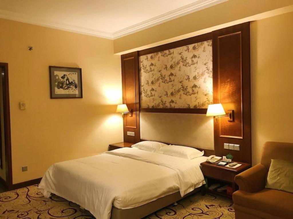 Fenggang Gladden Hotel Tiantangwei Bagian luar foto