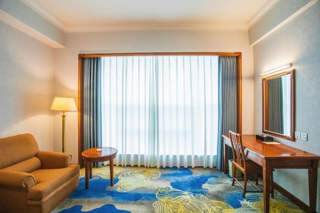 Fenggang Gladden Hotel Tiantangwei Bagian luar foto