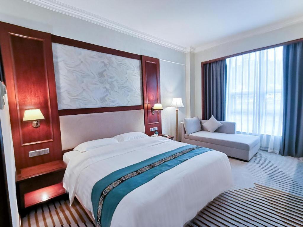 Fenggang Gladden Hotel Tiantangwei Bagian luar foto