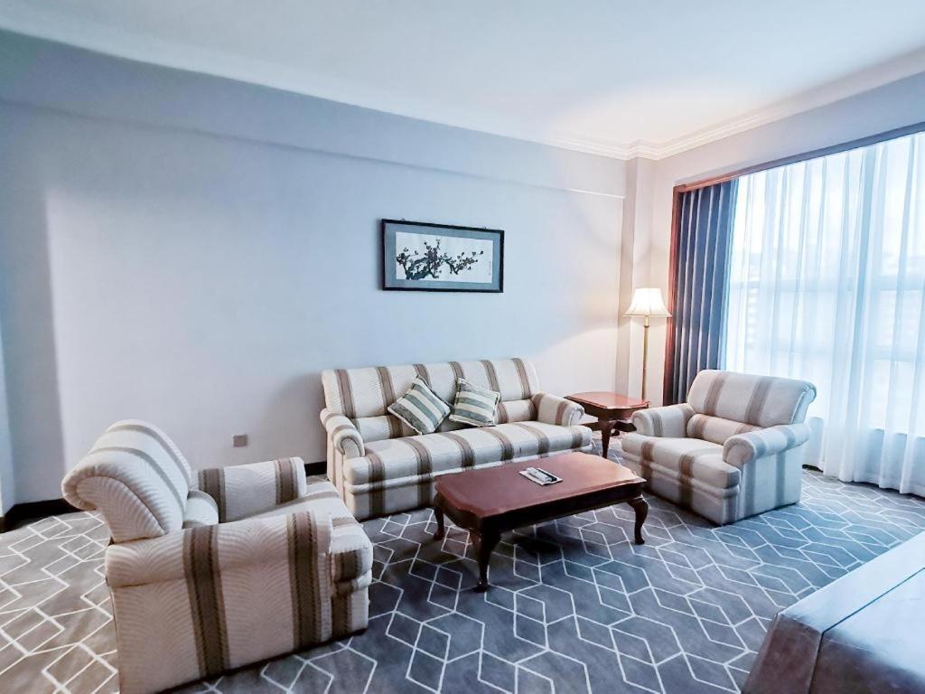 Fenggang Gladden Hotel Tiantangwei Bagian luar foto