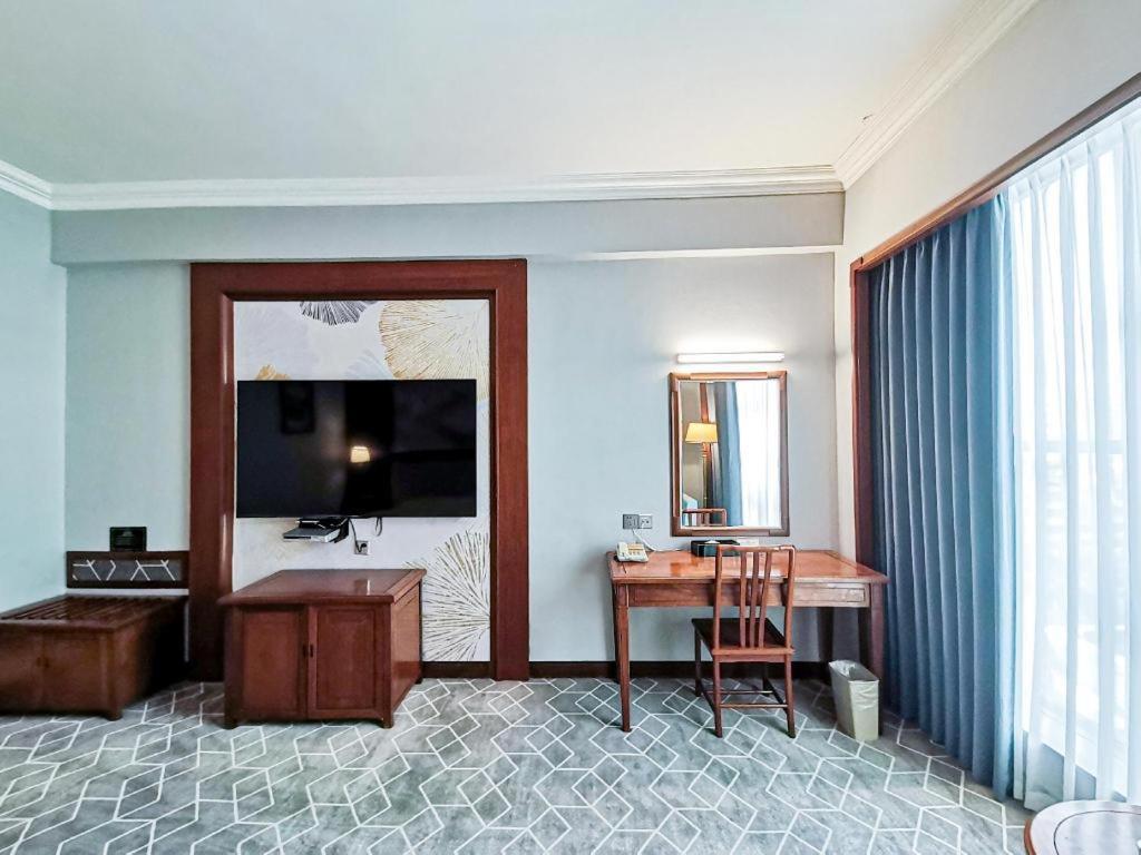 Fenggang Gladden Hotel Tiantangwei Bagian luar foto