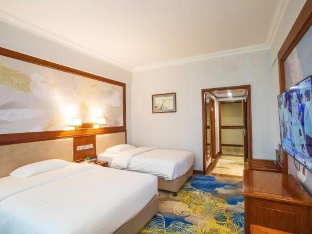 Fenggang Gladden Hotel Tiantangwei Bagian luar foto