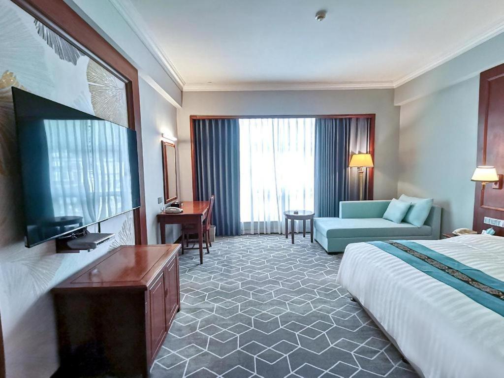Fenggang Gladden Hotel Tiantangwei Bagian luar foto