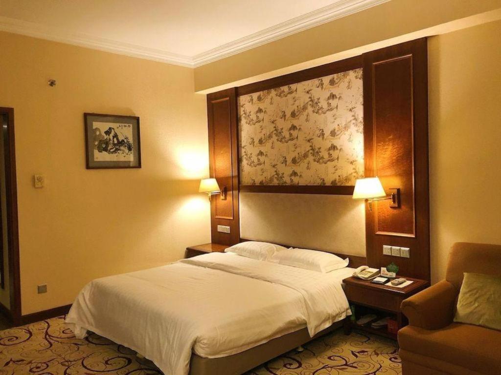 Fenggang Gladden Hotel Tiantangwei Bagian luar foto