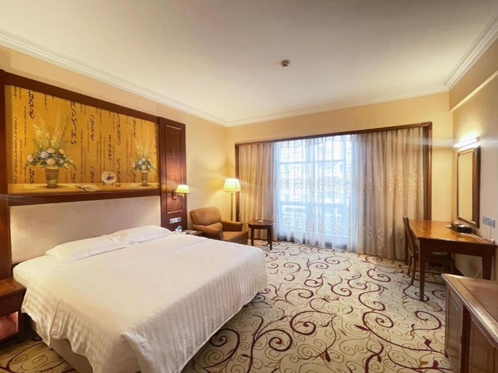 Fenggang Gladden Hotel Tiantangwei Bagian luar foto