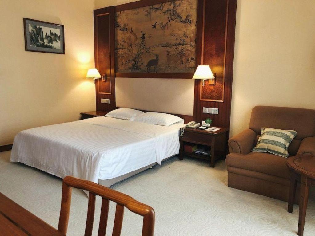Fenggang Gladden Hotel Tiantangwei Bagian luar foto